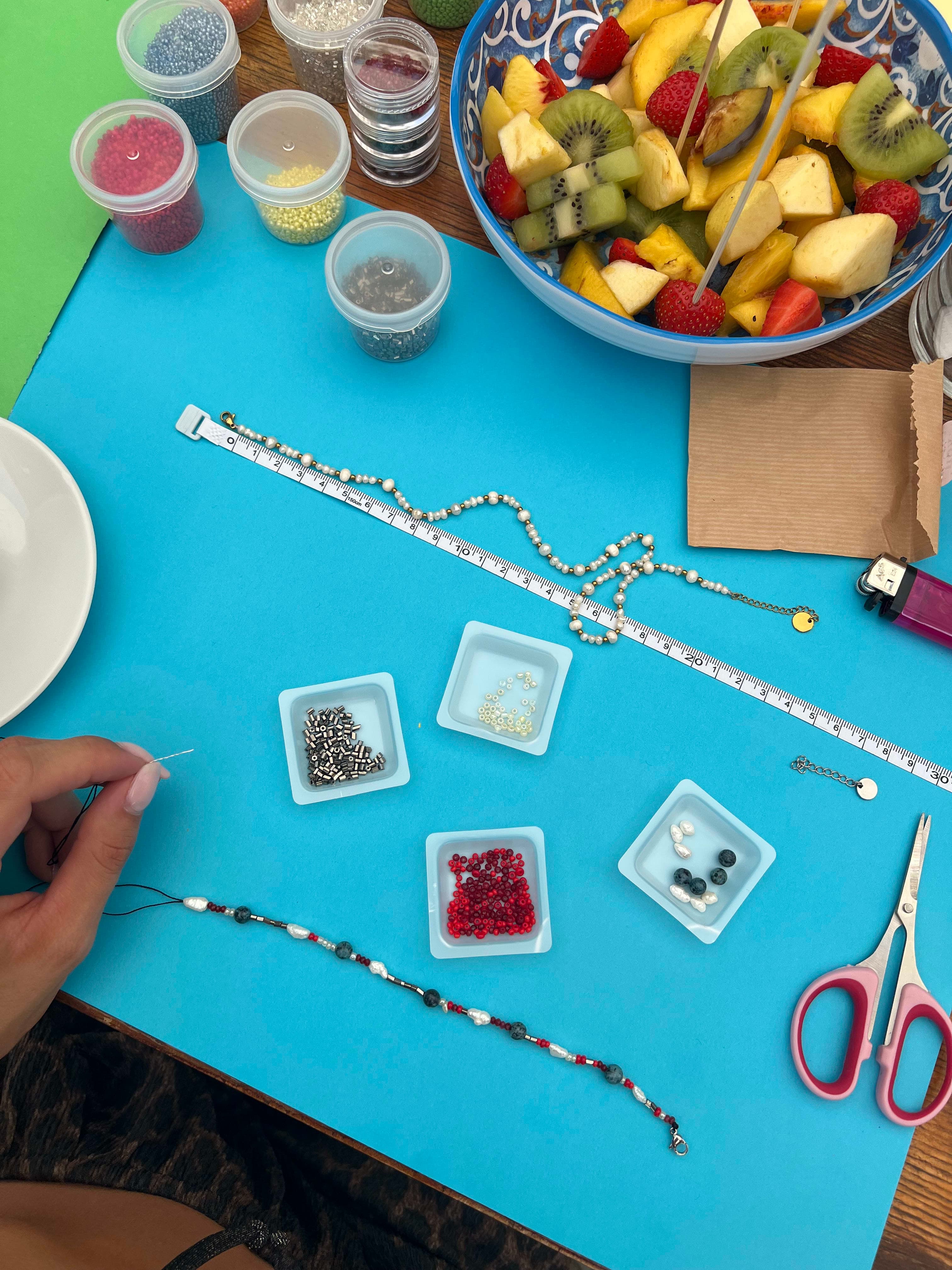 Colazione Creativa: crea la tua collana con margherite in perline di vetro